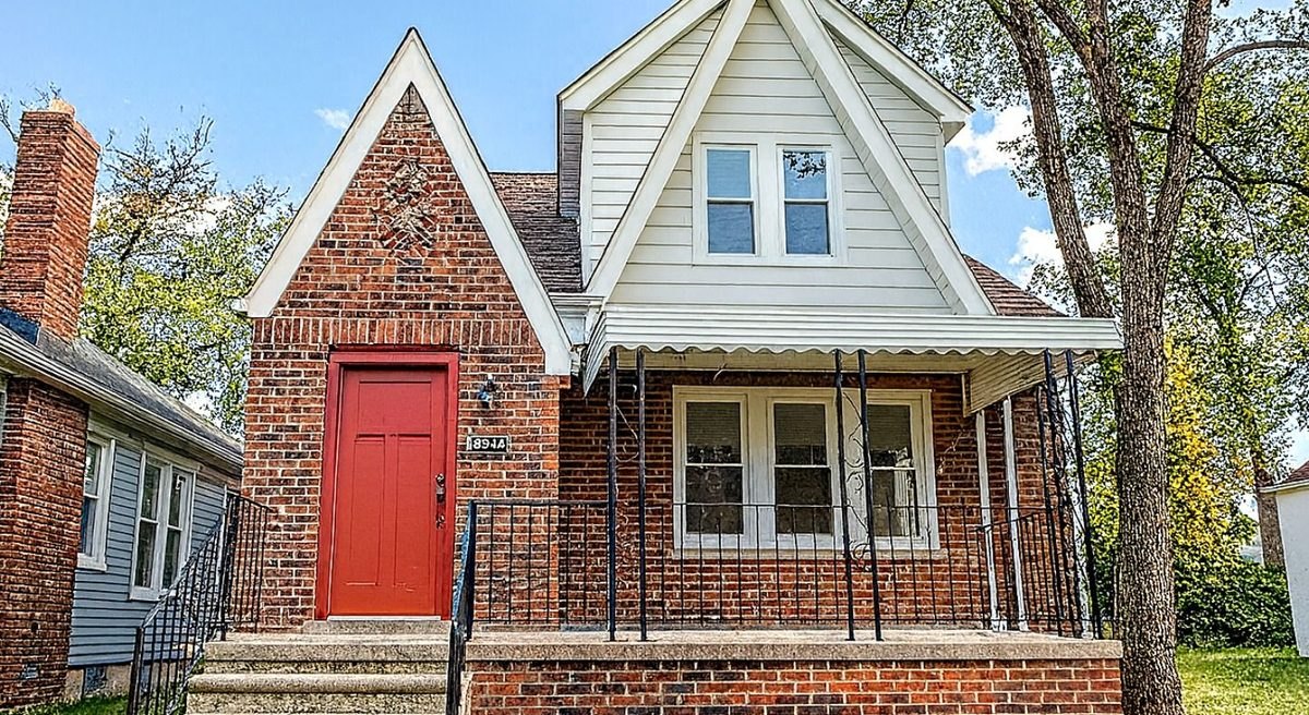 Vermietetes Backsteinhaus in Detroit mit roter T&uuml;r