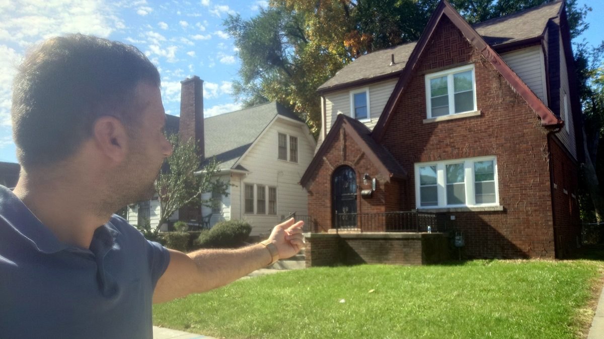 Stilianos Gialamouidis vor Objekt 2 in Detroit